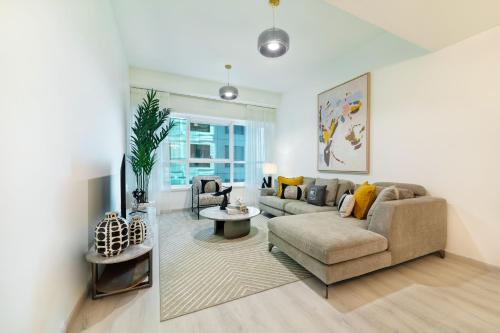 uma sala de estar com um sofá e uma mesa em Maison Privee - Millennium Executive Tower em Dubai