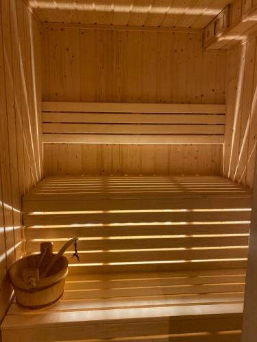 a wooden sauna with a bowl in the middle at Bjørkli Lodge in Geilo