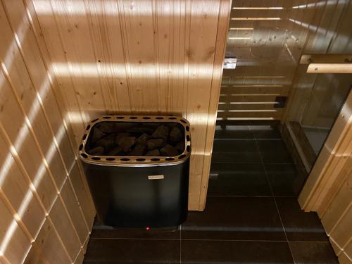 a hallway with a trash can in a room at Bjørkli Lodge in Geilo
