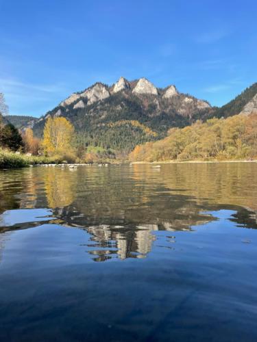 a large body of water with mountains in the background at Somnium Pieniny in Tylka
