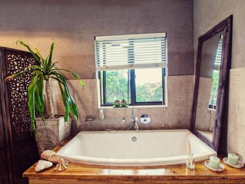 Ένα μπάνιο στο The Beach House by African Watersports