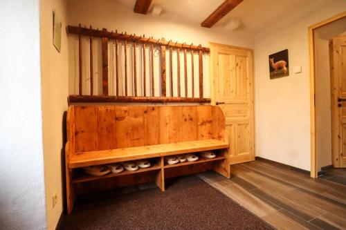 um quarto com uma adega com uma parede de madeira em Ferienhaus Alpaka Glück em Frauenstein