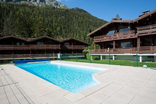 einem großen Pool vor einem Gebäude in der Unterkunft Résidence Améthystes A14 ski-in ski-out - Happy Rentals in Chamonix-Mont-Blanc