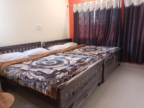 מיטה או מיטות בחדר ב-Sri Vinayaka Comforts