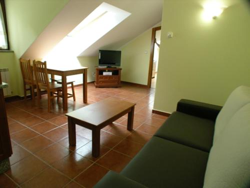 a living room with a couch and a table at Apartamentos Puente La Molina in Carreña de Cabrales 