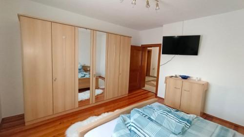 Łóżko lub łóżka w pokoju w obiekcie Apartment Monsberger