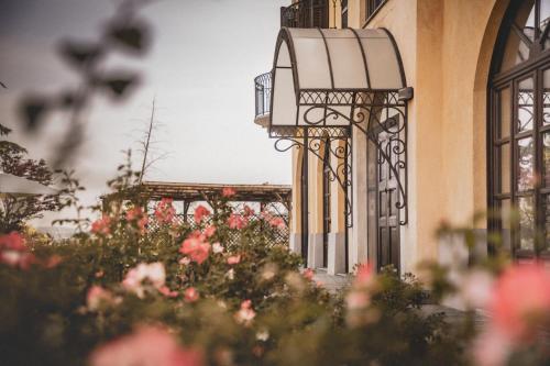 a building with flowers in front of a building at Agriturismo Tenuta La Romana in Nizza Monferrato