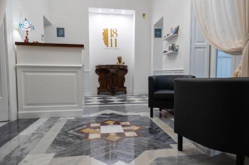 Pokój z 2 krzesłami i dywanem na podłodze w obiekcie 1811 Residenza Storica w mieście Napoli