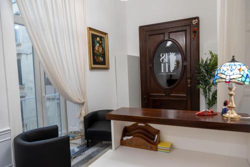 ナポリにある1811 Residenza Storicaのデスク、鏡、椅子付きのオフィス