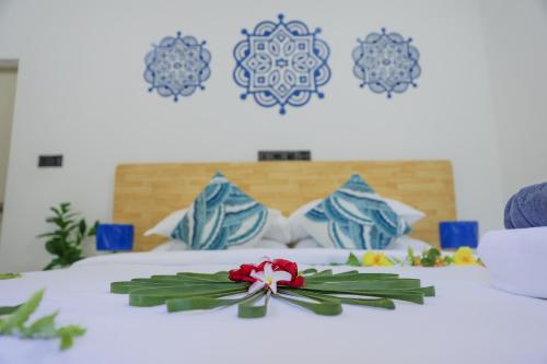 Postel nebo postele na pokoji v ubytování Tropica Thoddoo Inn, Maldives