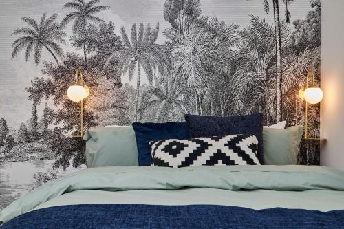 - une chambre avec un lit et du papier peint en palmier dans l'établissement Homebird Property - Mill Cottage, à Leeds