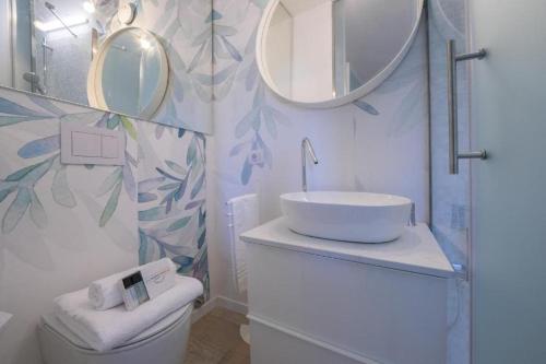 Et badeværelse på poolside apartment Cristina