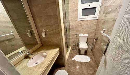 Kép Retro Chic 2BR Apartment with patio in a world class compound Madinty szállásáról Madinaty városában a galériában