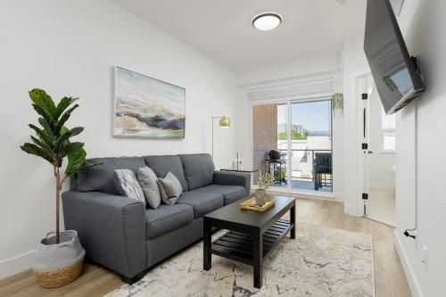 Newly Built 1 BD-Condo Centrally Located-Poco