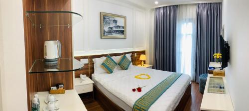 mały pokój hotelowy z łóżkiem i telewizorem w obiekcie NEW CITY HOTEL w mieście Tây Ninh