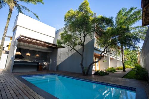 una piscina en el patio trasero de una casa en PARAÍSO DO DENDÊ - FLATS en Barra Grande