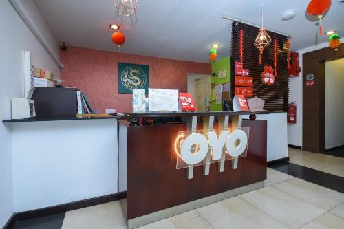 un restaurante con un cartel de aoops en un mostrador en Super OYO 976 Dragon Inn, en Miri