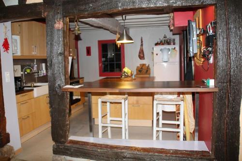 cocina con mesa y nevera en Le Haut Mesnil-3 en Mesnil-Follemprise