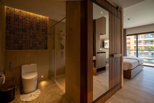 ein Bad mit einem Bett, einer Dusche und einem WC in der Unterkunft Pamookkoo in Kata Beach