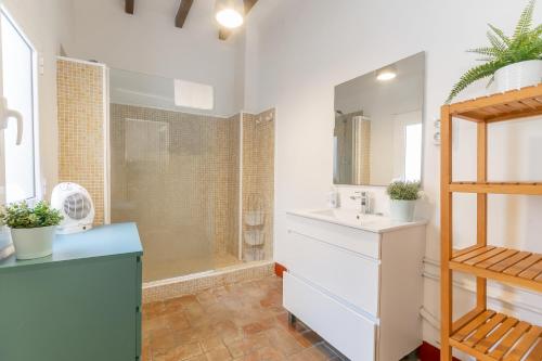 ein Bad mit einem Waschbecken und einer Dusche in der Unterkunft Vistamar 2: Primera línea de mar con gran terraza in Sitges