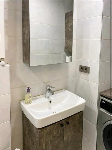 y baño con lavabo y espejo. en Şişli Merkez, en Estambul