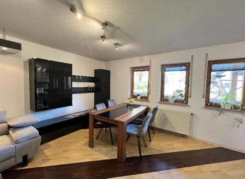 a living room with a dining room table and a couch at Ferienwohnung am Rathaus in Dingolshausen