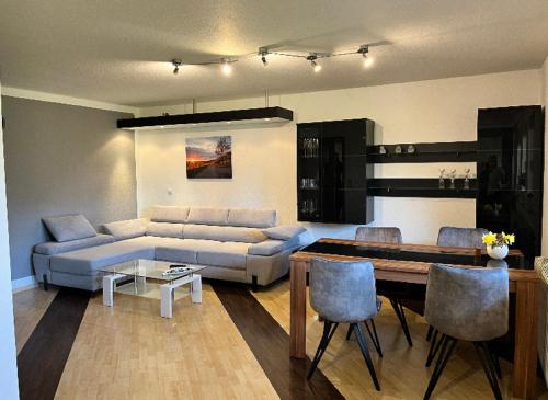 a living room with a couch and a table at Ferienwohnung am Rathaus in Dingolshausen