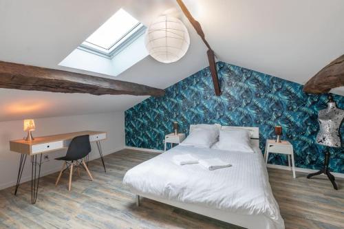 1 dormitorio con cama, escritorio y cama sidx sidx sidx sidx en Cabana & L'Ain, Lune & L'Eau, en Pont-de-Vaux
