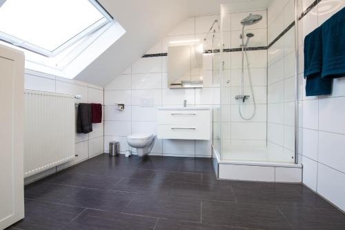 Ванна кімната в Luxury Saarbrücken Workers Rooms