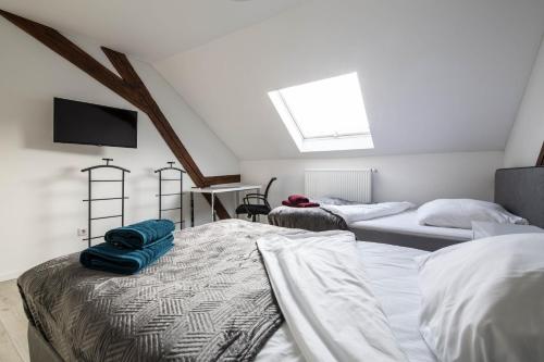1 Schlafzimmer mit 2 Betten und einem Flachbild-TV in der Unterkunft Luxury Saarbrücken Workers Rooms in Saarbrücken