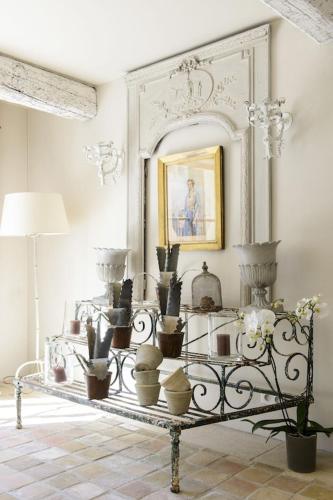Cette chambre dispose d'une table avec des plantes et des vases. dans l'établissement Luxury Village House In The Heart St.Remy-De-Provence, à Saint-Rémy-de-Provence