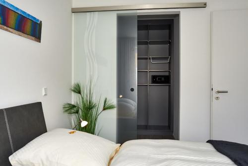 um quarto com uma cama e uma porta para um armário em HafenglÜck em Eckernförde