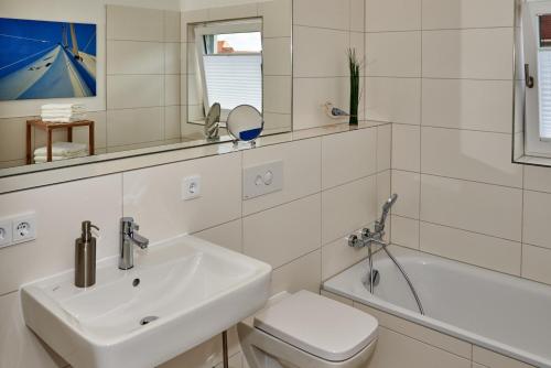 エッカーンフェルデにあるHafenglÜckのバスルーム(洗面台、トイレ、バスタブ付)