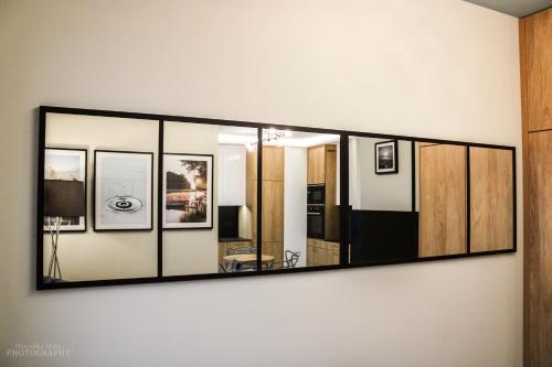 ein großer Spiegel hängt an der Wand in der Unterkunft D Apartments Centrum Woda in Białystok