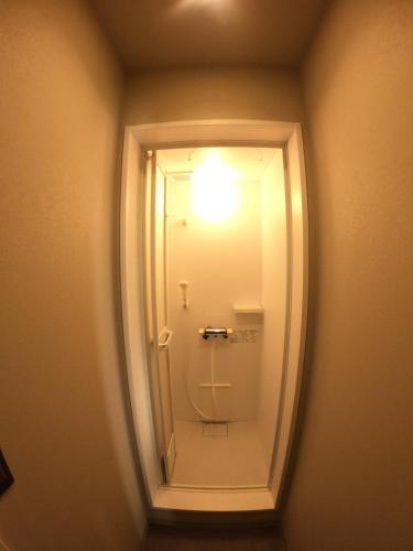 - un miroir dans la salle de bains pourvue d'une lumière dans l'établissement Bridge33 CAFE AND HOSTEL, à Takagi