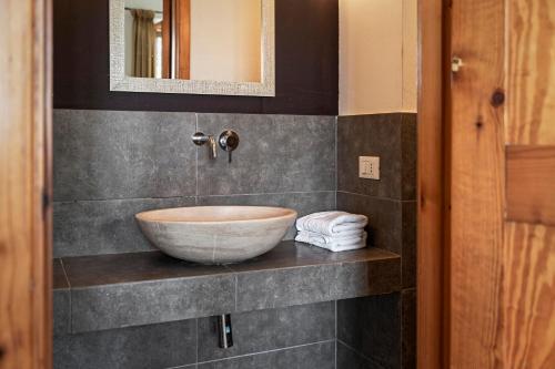 een badkamer met een wastafel op een aanrecht bij Villa Fonti in Orciano di Pesaro