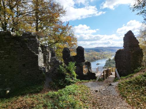 een oude stenen muur met een rivier en een brug bij Ropienka Ski in Ustrzyki Dolne