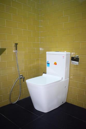 アヌラーダプラにあるEleven11 Resortのバスルーム(シャワー付きトイレ付)