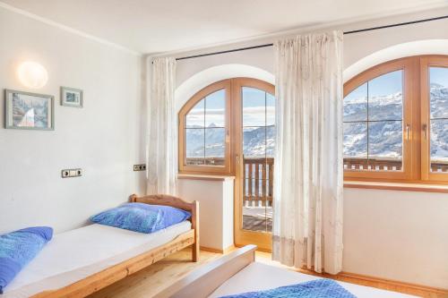 Gattererberg的住宿－Zillertal 3000，一间卧室设有一张床和一个窗口
