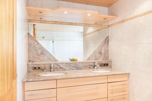 Gattererberg的住宿－Zillertal 3000，浴室设有2个水槽和镜子