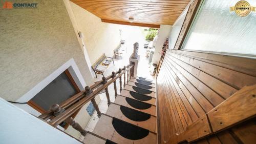 einen Blick über eine Treppe mit einer Holztür in der Unterkunft villa Pšenek benessere in Piešťany
