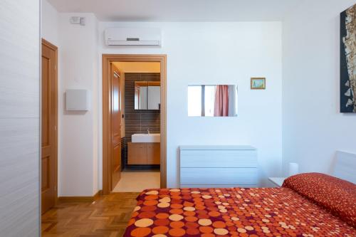 Casa Titty في روما: غرفة نوم بسرير وحمام