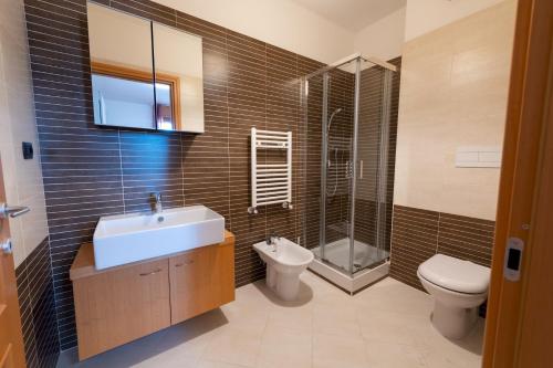 La salle de bains est pourvue d'un lavabo, de toilettes et d'une douche. dans l'établissement Casa Titty, à Rome