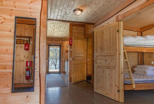 a room with two bunk beds and a hallway at Evon Luonto Oy - Aulangon Rantala in Aulanko