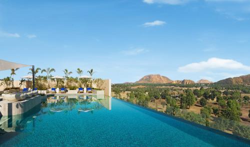 uma representação de uma piscina num resort com montanhas em Taj Amer, Jaipur em Jaipur