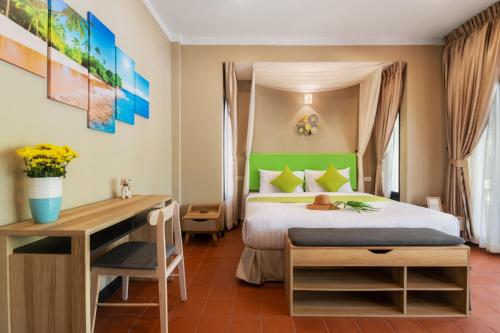 una camera d'albergo con letto e scrivania di Sea&Sky Beach Resort a Mae Nam