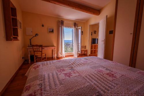 ein Schlafzimmer mit einem großen Bett und einem Fenster in der Unterkunft Cottage provencal - Villa saint Marc in Forcalquier