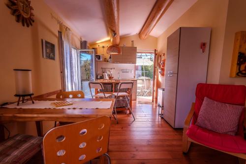 eine Küche und ein Esszimmer mit Tisch und Stühlen in der Unterkunft Cottage provencal - Villa saint Marc in Forcalquier