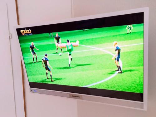 グレーミッツにあるHaus am Kurpark - Strandhaferのサッカーの試合が映し出されるテレビ