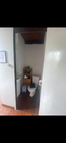 une petite salle de bain avec toilettes et lavabo dans l'établissement No. 5 Plaisance - Room 2, à Plaisance